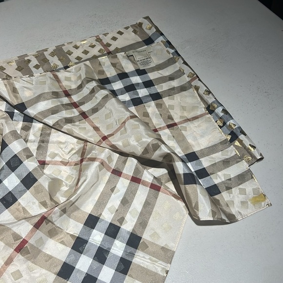 Burberry elegant reversible classic checkered with gold accents - Picture 4 of 5